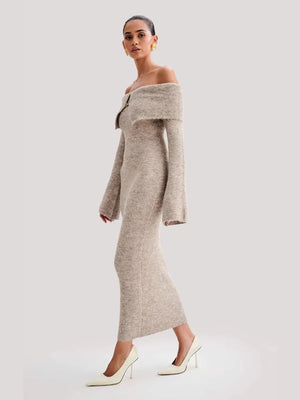Stijlvolle Gebreide Maxi-Jurk met Chique Kleur en Off-Shoulder Detail