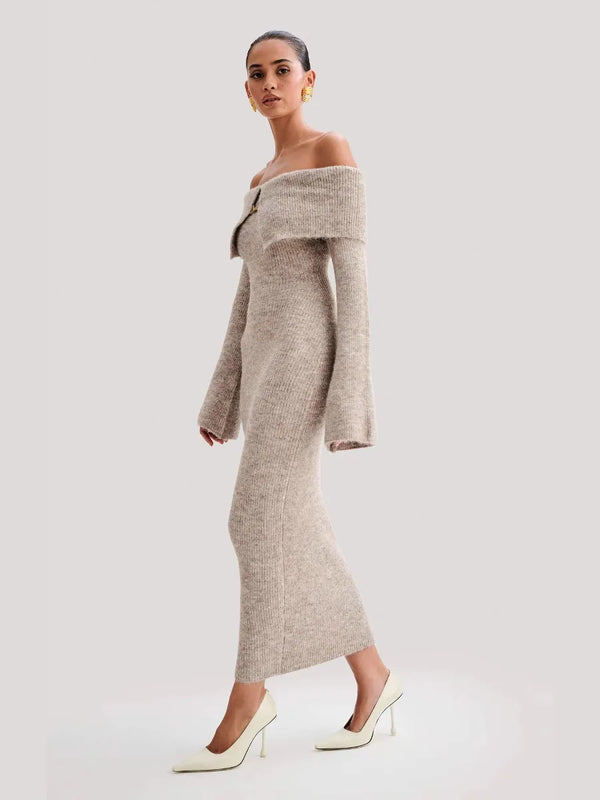 Stijlvolle Gebreide Maxi-Jurk met Chique Kleur en Off-Shoulder Detail